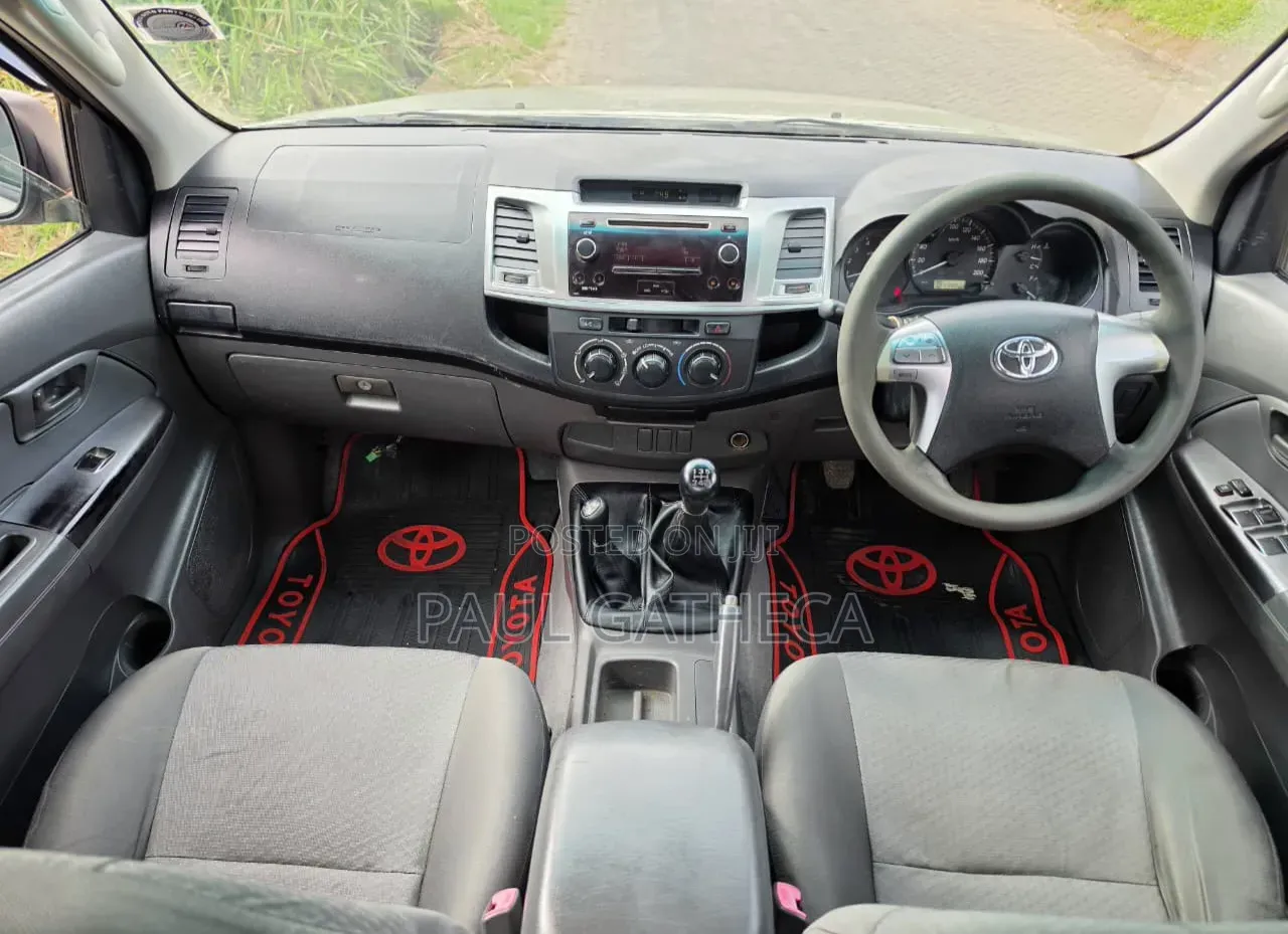 Toyota Hilux 2012 Gray