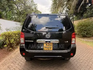 Nissan Pathfinder SV 2012 Black