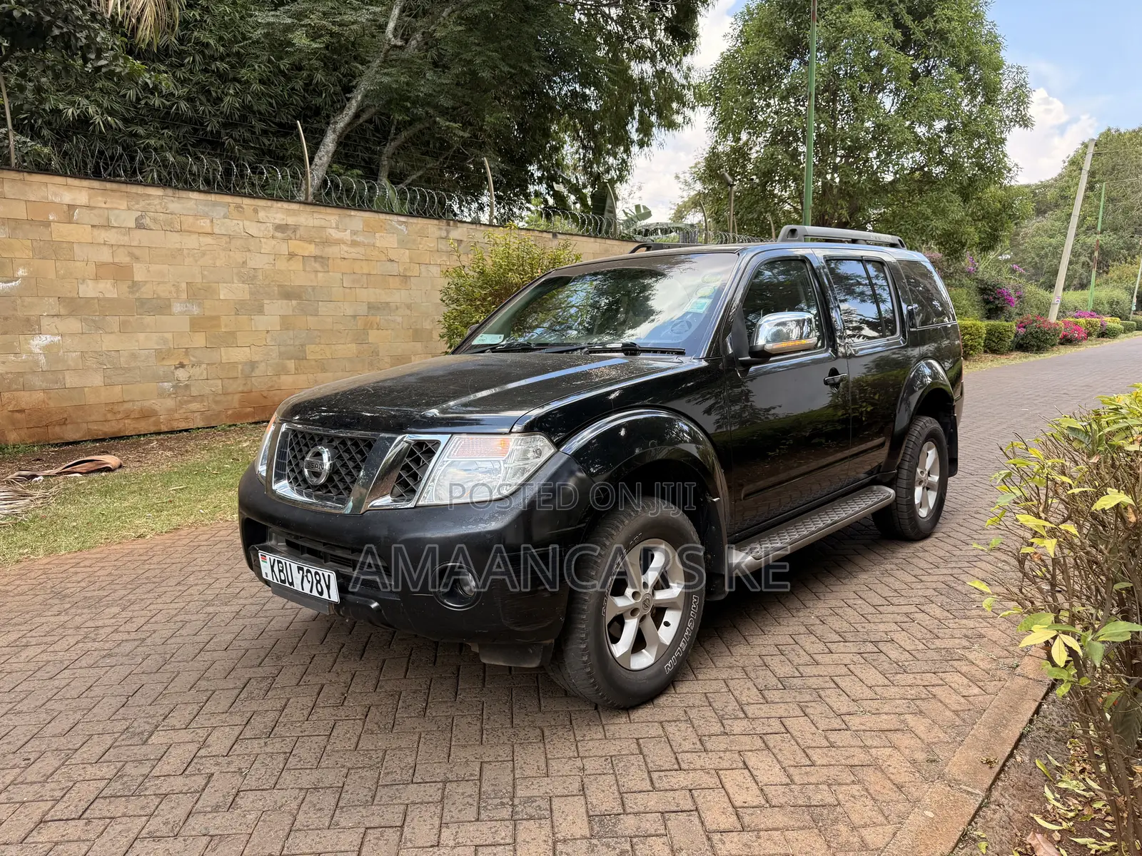 Nissan Pathfinder SV 2012 Black