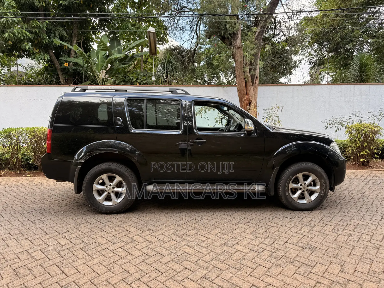 Nissan Pathfinder SV 2012 Black
