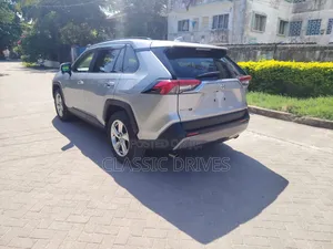 Toyota RAV4 2021 Silver