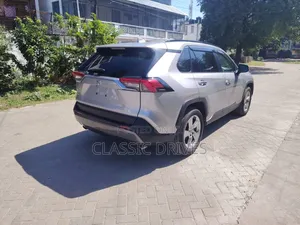 Toyota RAV4 2021 Silver