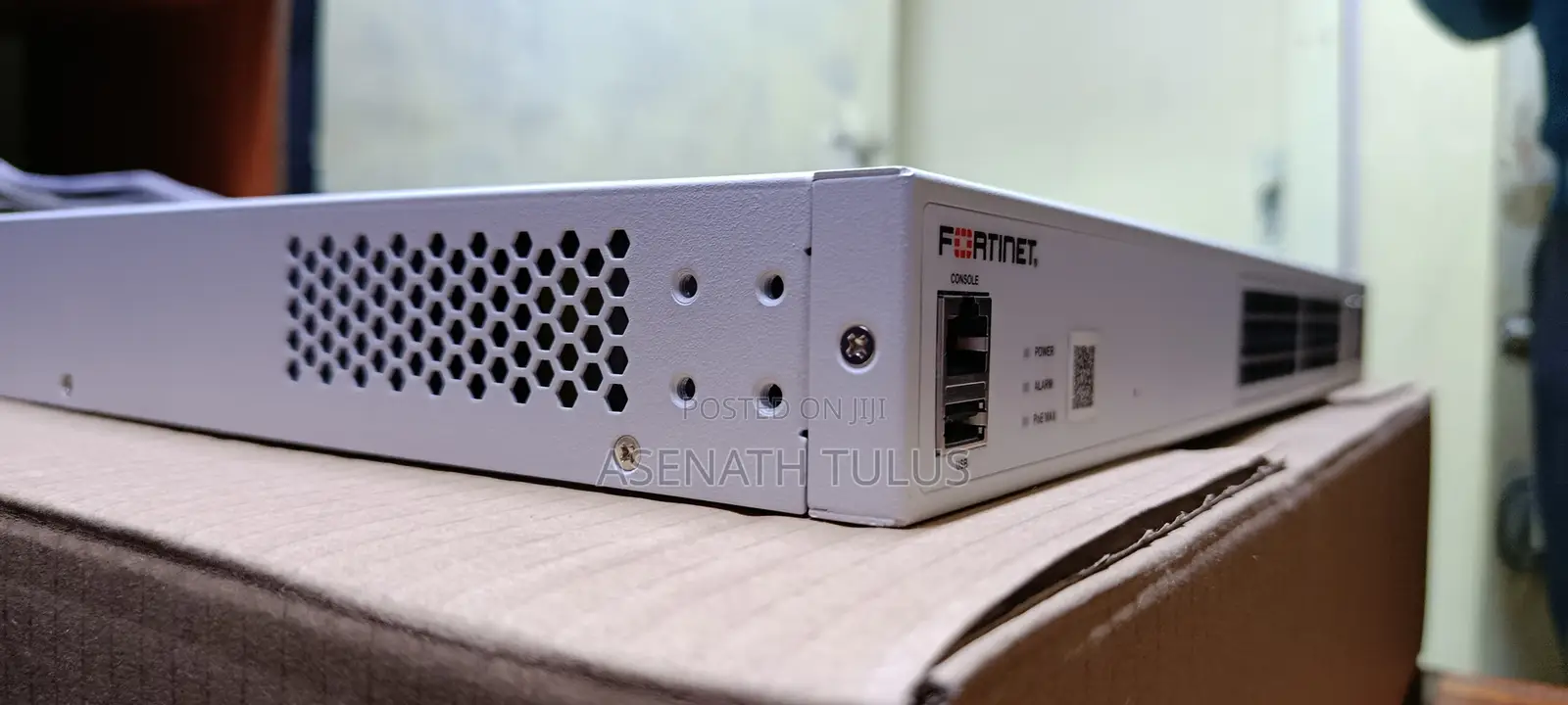 Fortinet FortiSwitch 124f-Fpoe Switch