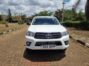 Toyota Hilux 2018 White