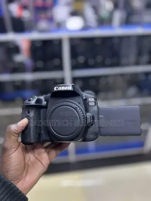 Canon EOS 90D With Kit Lens
