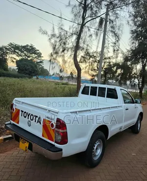 Toyota Hilux 2011 White