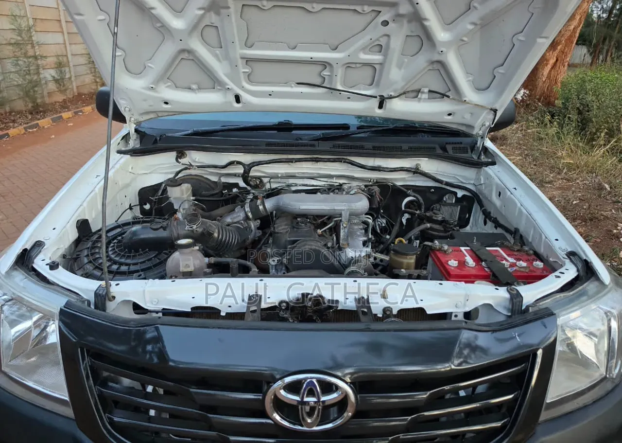 Toyota Hilux 2011 White