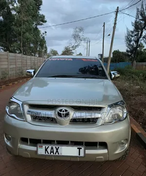 Toyota Hilux 2002 Gold