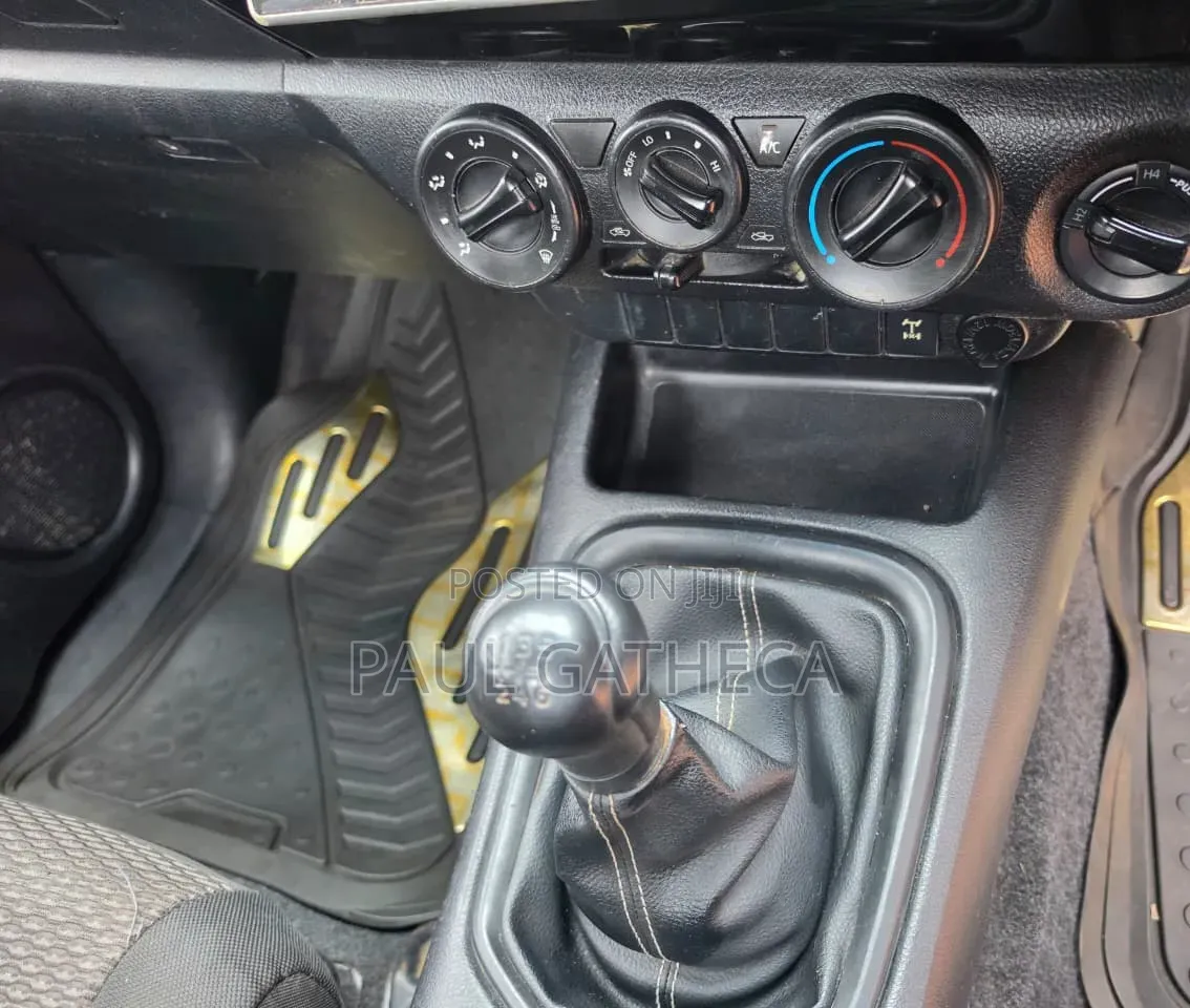 Toyota Hilux 2023 Gray