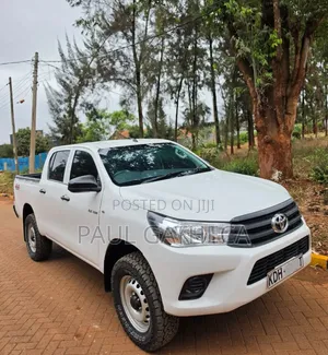 Toyota Hilux 2022 White