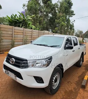 Toyota Hilux 2022 White
