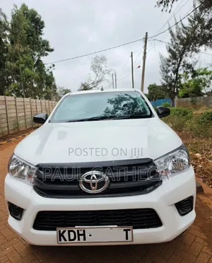 Toyota Hilux 2022 White