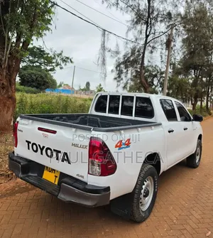 Toyota Hilux 2022 White