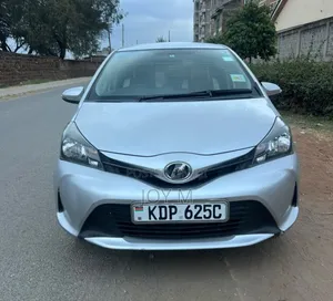 Toyota Vitz 2017 Silver
