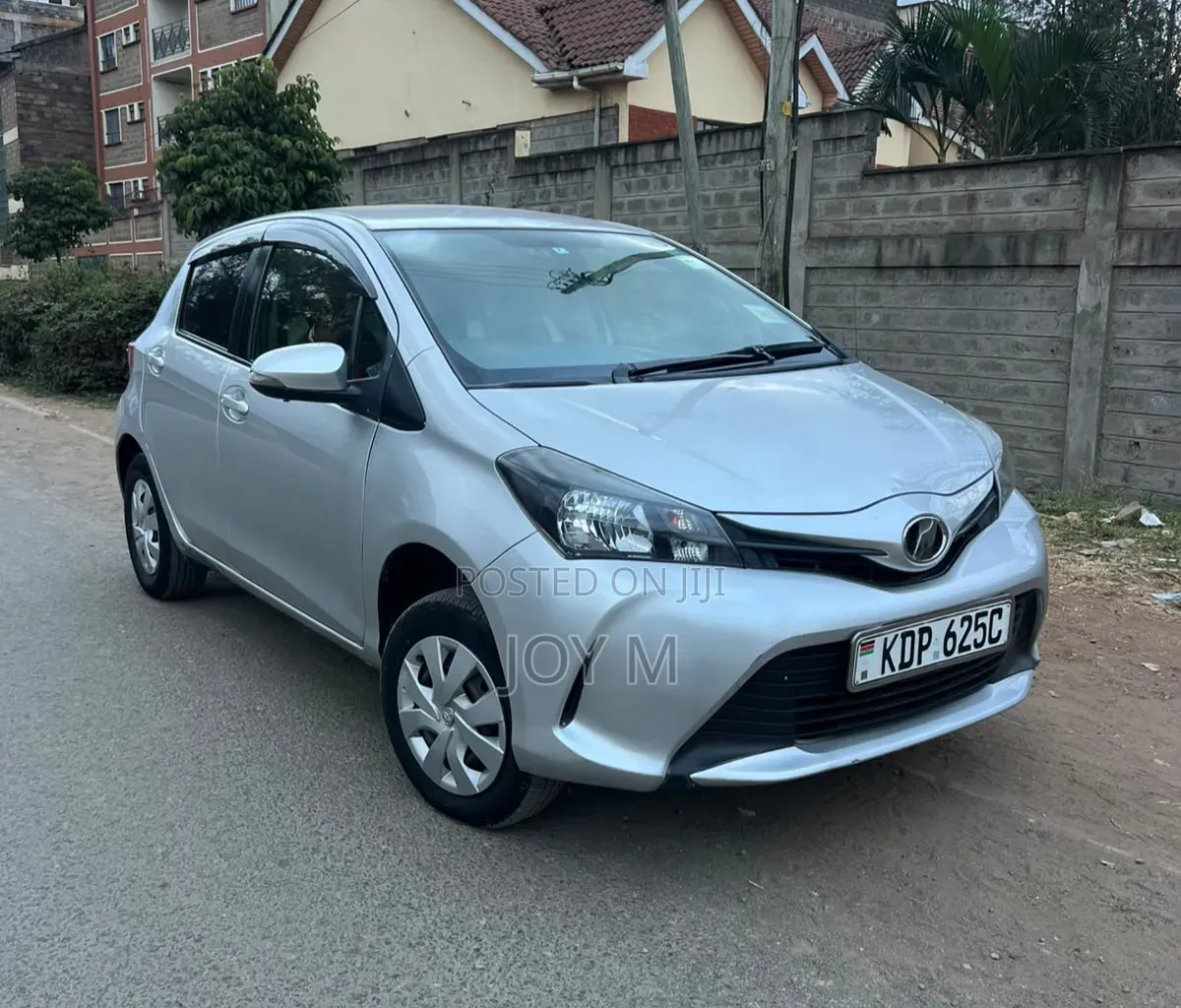 Toyota Vitz 2017 Silver