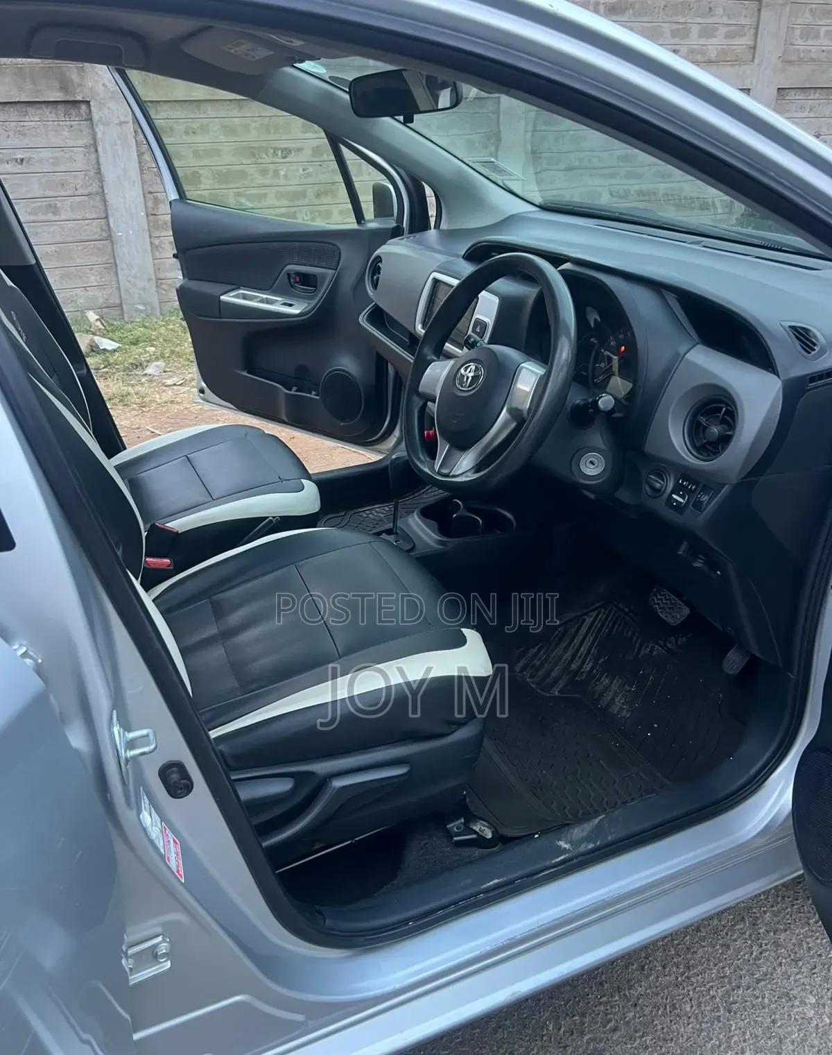 Toyota Vitz 2017 Silver