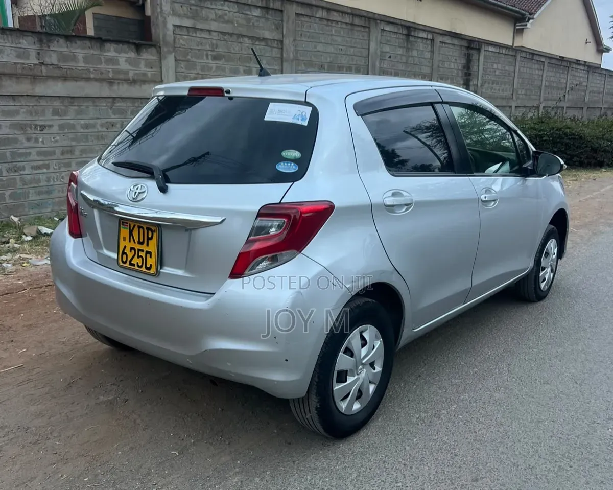 Toyota Vitz 2017 Silver