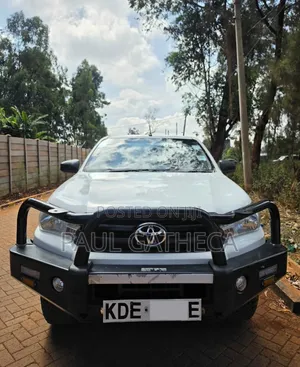 Toyota Hilux 2021 White