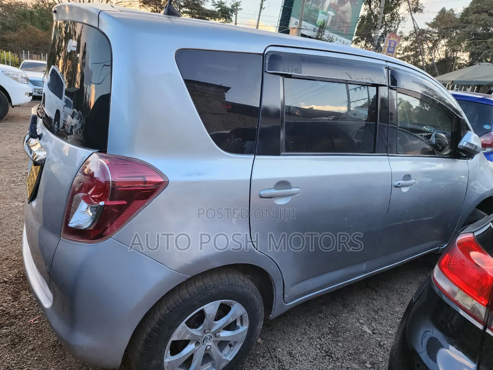 Toyota Ractis 2009 Silver