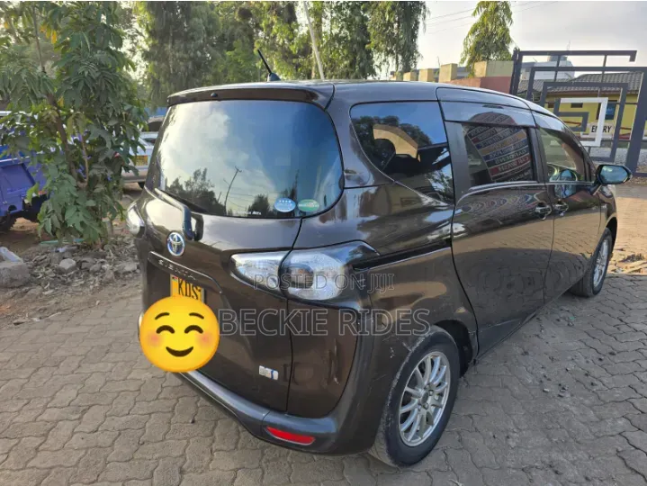 Toyota Sienta 2018 Brown