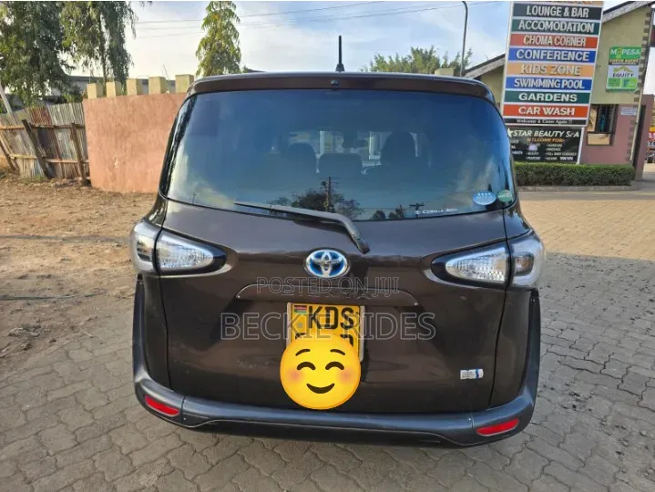 Toyota Sienta 2018 Brown