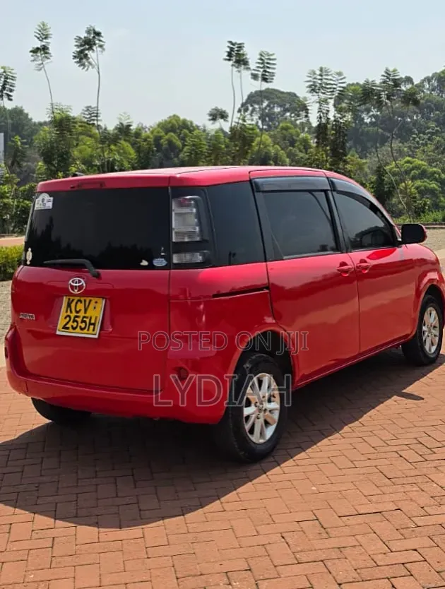 Toyota Sienta 2013 Red
