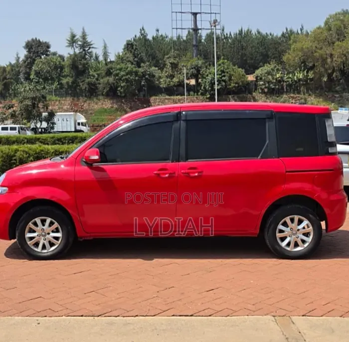 Toyota Sienta 2013 Red