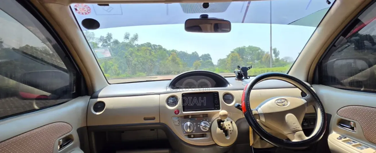 Toyota Sienta 2013 Red