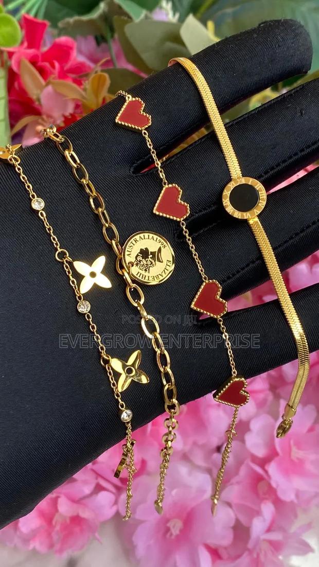 NEW ARRIVAL Ladies Bracelets - main view