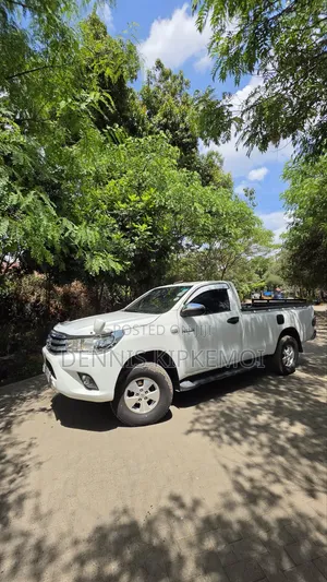 Toyota Hilux SR 2015 White