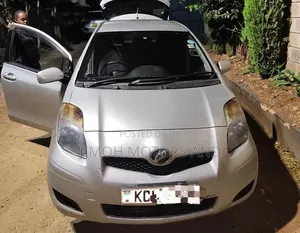 Toyota Vitz 2010 Silver