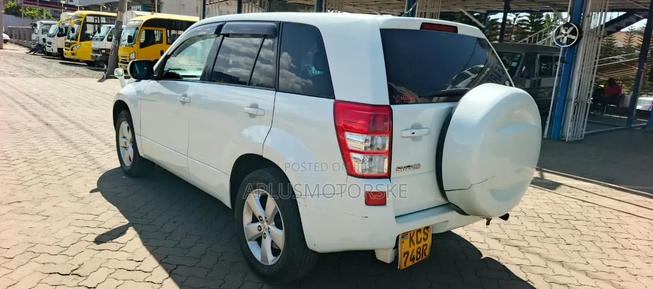 Suzuki Escudo 2011 White