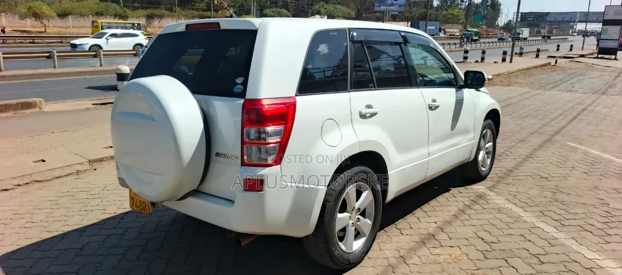 Suzuki Escudo 2011 White