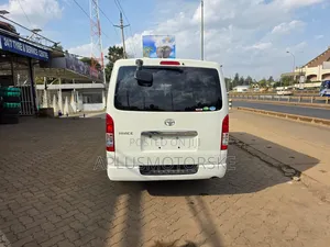 Toyota HiAce 2019 White