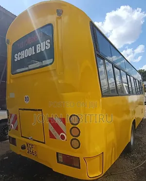 Isuzu NQR 2015 Yellow