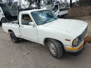Toyota Hilux 1999 Yellow