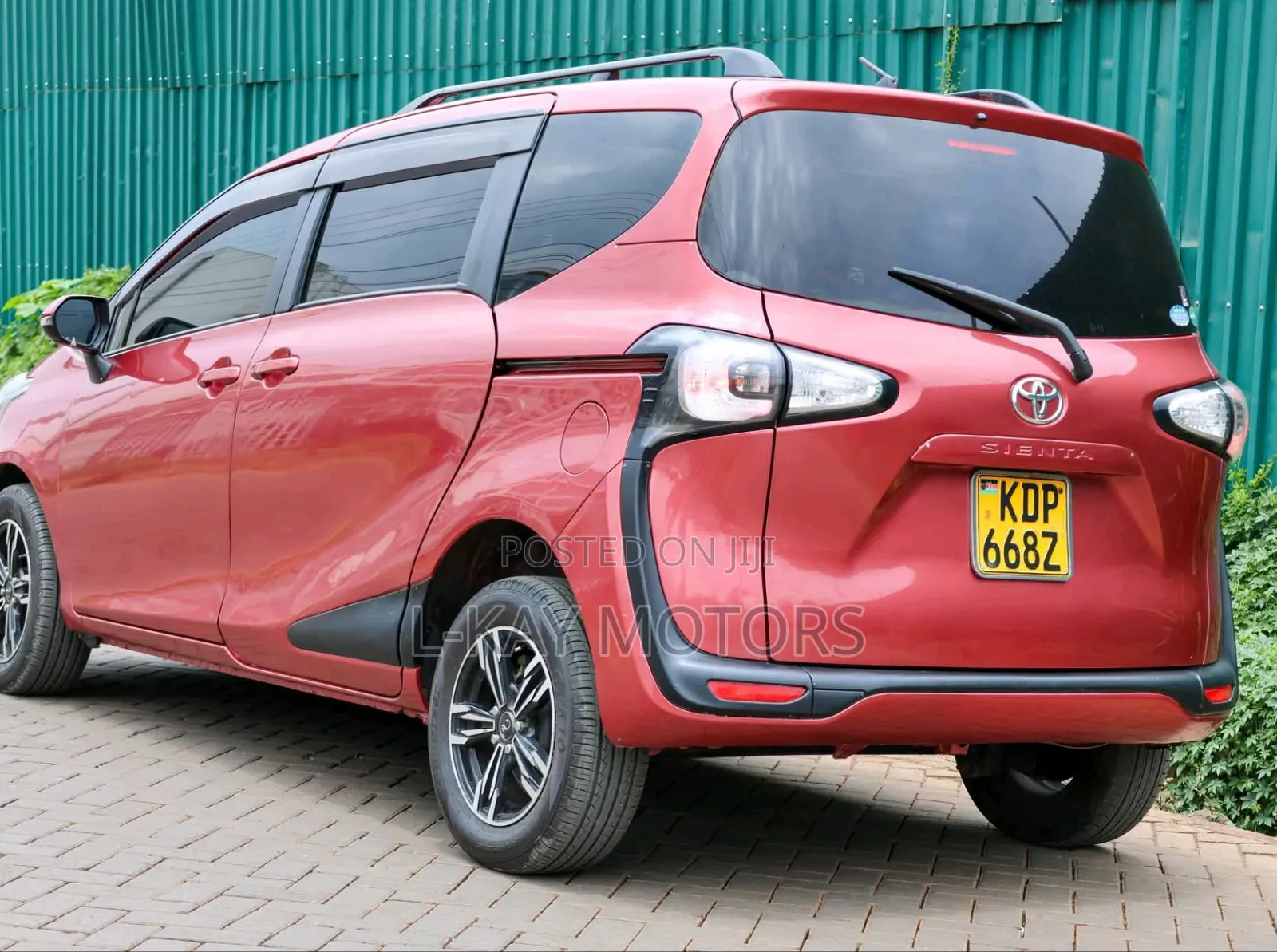 Toyota Sienta 2017 Red