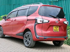 Toyota Sienta 2017 Red