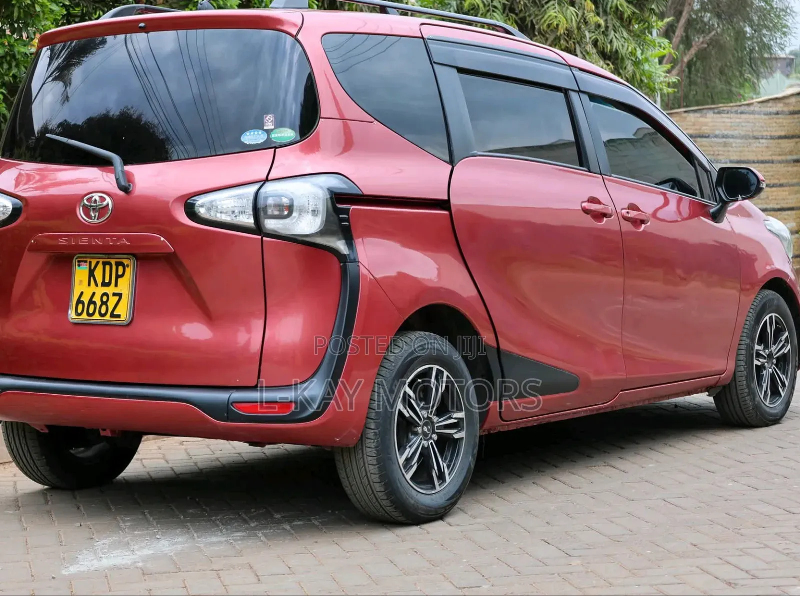 Toyota Sienta 2017 Red