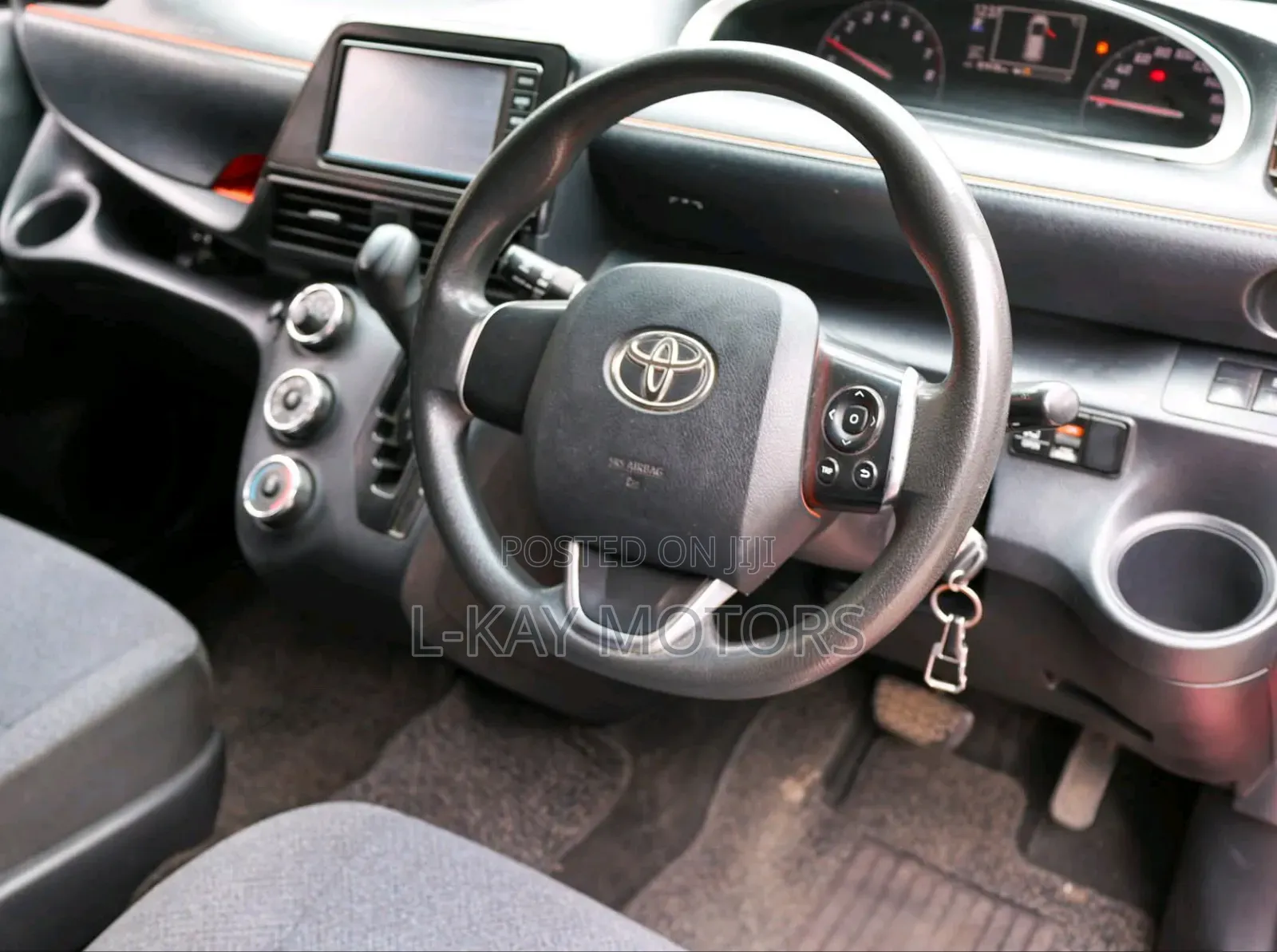 Toyota Sienta 2017 Red