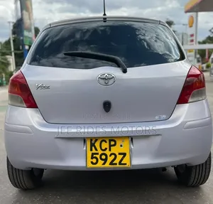 Toyota Vitz 2010 Silver