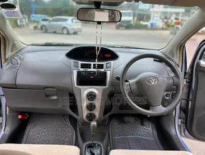 Toyota Vitz 2010 Silver