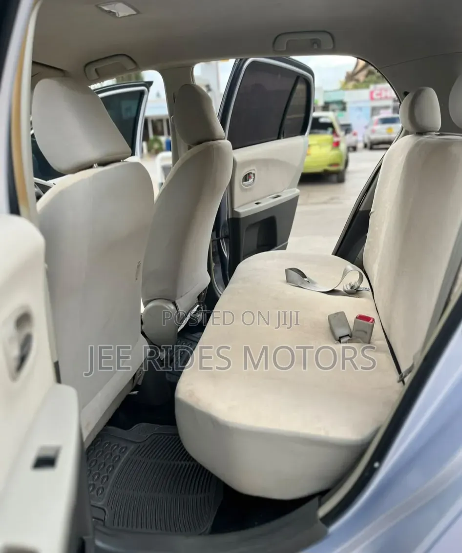 Toyota Vitz 2010 Silver