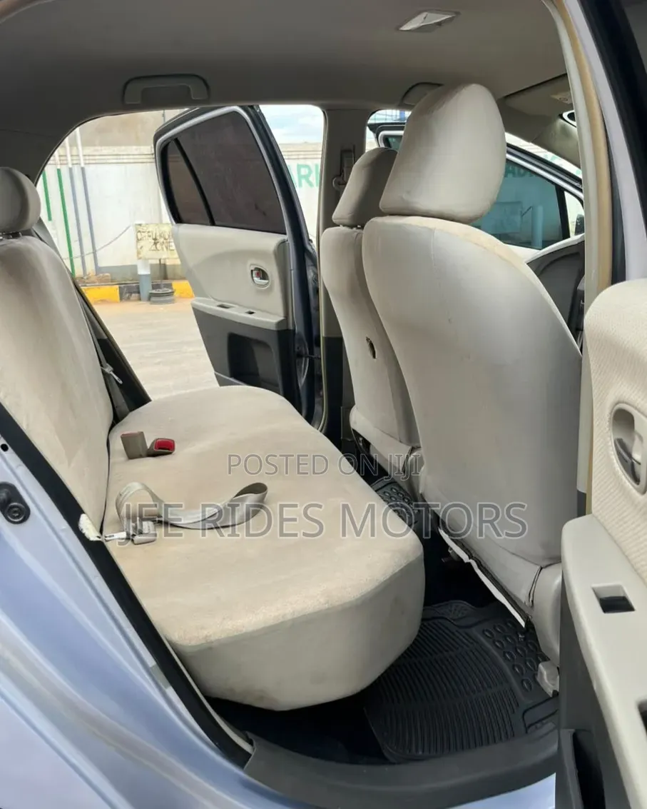 Toyota Vitz 2010 Silver