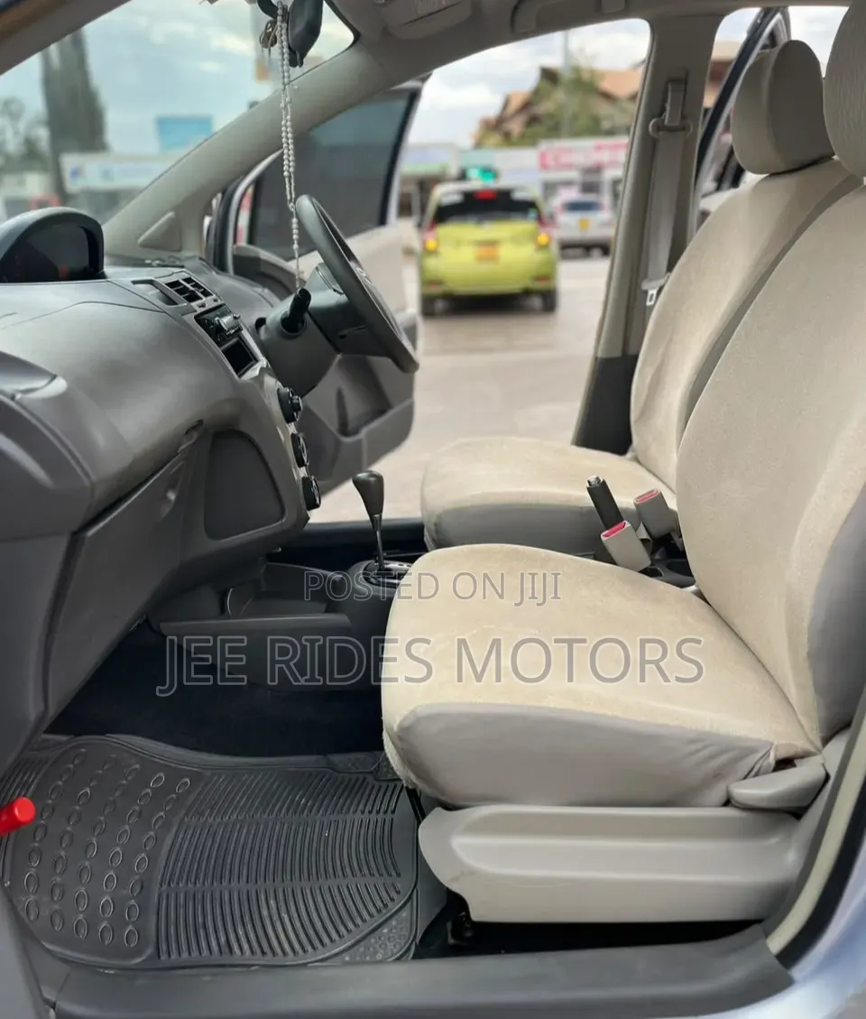 Toyota Vitz 2010 Silver
