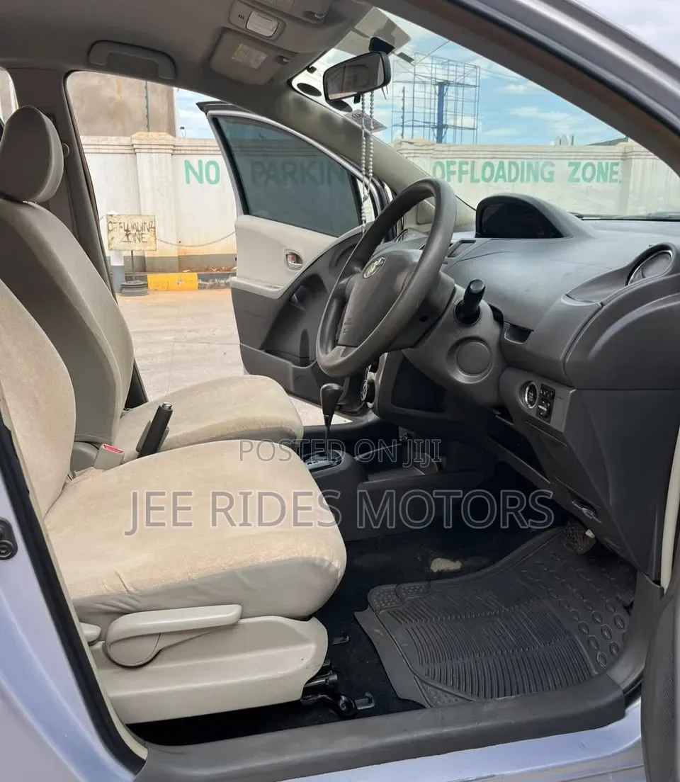 Toyota Vitz 2010 Silver