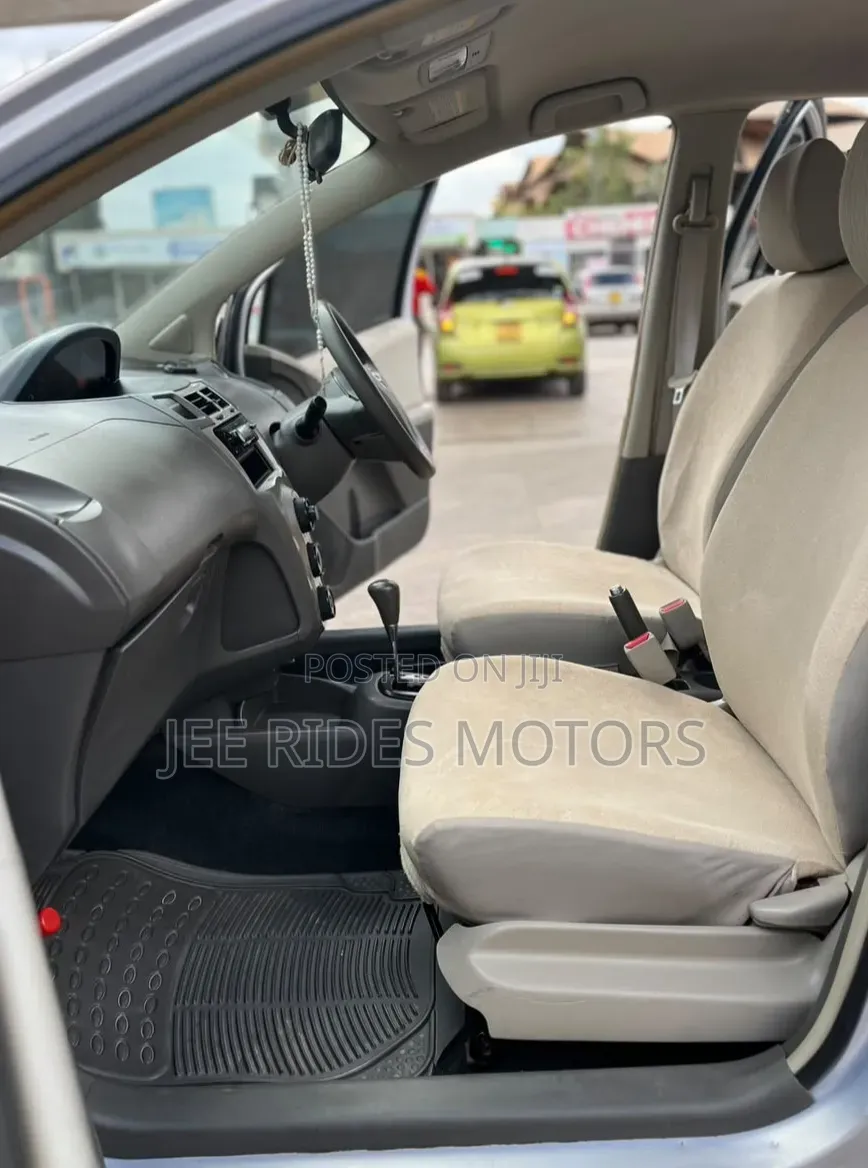 Toyota Vitz 2010 Silver