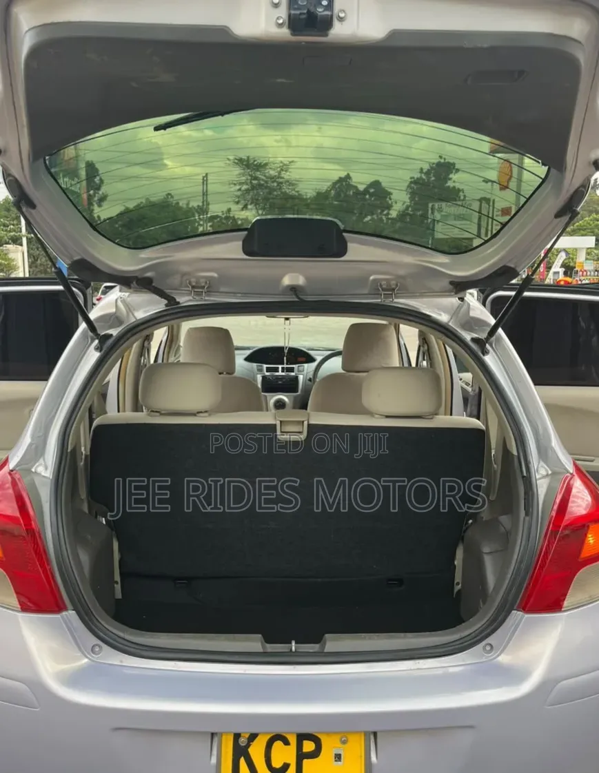 Toyota Vitz 2010 Silver