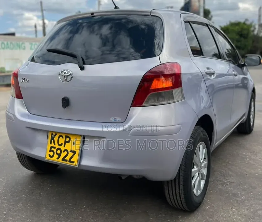 Toyota Vitz 2010 Silver