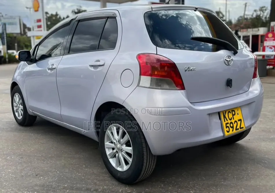 Toyota Vitz 2010 Silver